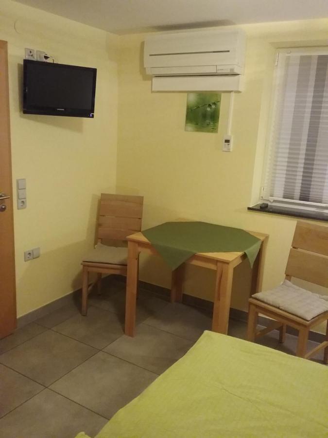 Gaestezimmer , Pension Wauri Waldenbuch エクステリア 写真